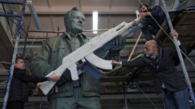 El escultor ruso Salaat Scherbakov ofrece hoy una entrevbista junto a una maqueta del monumento a Mijaíl Kaláshnikov en su taller en Moscú, Rusia. El monumento, en memoria del legendario diseñador de armas Mijaíl Kaláshnikov, será instalado en Moscú el próximo 8 de mayo de 2017. EFE