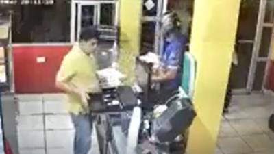 Video capta sujeto que presuntamente asalta negocio de venta de pollos en Colón