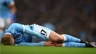 Kevin De Bruyne mostró gestos de mucho dolor en el momento de la lesión.