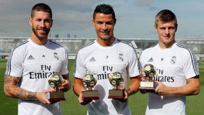 Sergio Ramos, Cristiano Ronaldo y Toni Kroos posan con los galardones. Foto RealMadrid.com
