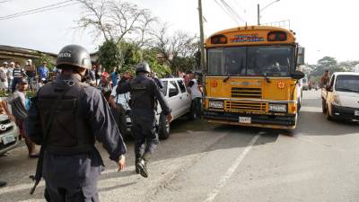 El bus que trasladaba pasajeros de Tela hacia La Ceiba fue asaltado ayer.