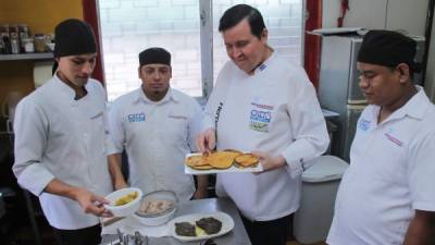 Hernando Moreno junto con pasantes de la escuela de gastronomía.