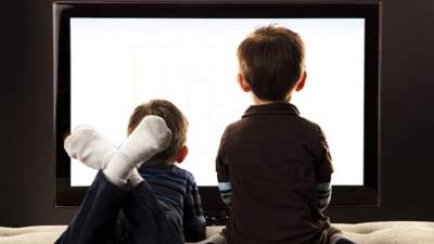 Niños viendo televisión.