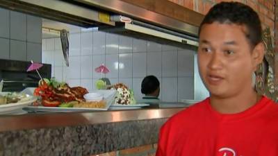 Dany Morán es uno de los cinco hondureños, que viajaba en la caravana migrante, y que se encuentran trabajando este restaurante en México.