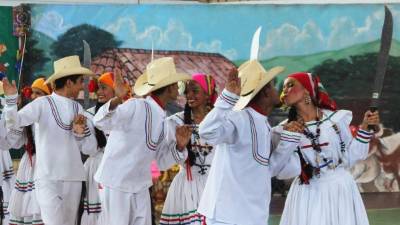 El esfuerzo de los integrantes de los cuadros de danza fue aplaudido por los presentes.