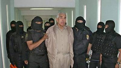 Miembros de la Policia Federal Preventiva custodian al narcotraficante Rafael Caro Quintero el 29 de enero de 2005. AFP