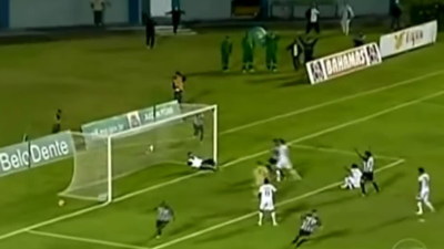 El masajista luego de salvar el gol, salió a toda velocidad del campo porque los jugadores querían golpearlo.