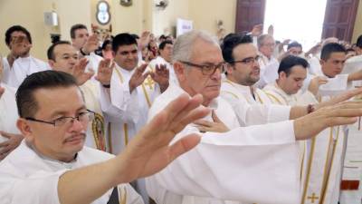 Tras la homilía, el obispo invita a sus sacerdotes a renovar su consagración y dedicación a Cristo y a la Iglesia.