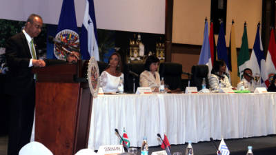 Alber Ramdin, secretario adjunto de la OEA, Nelly Jerez, ministra de Turismo, y la designada presidencial María A. de Bográn en la inauguración del congreso en Expocentro.
