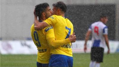 Momento en que Jona celebra su gol. ¿Hubo beso?