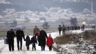 El frío y la nieve no detienen el flujo de refugiados que desafían el clima invernal para llegar a Europa. Foto: Efe