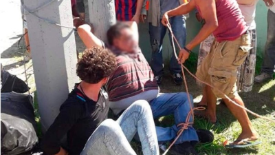 Los pobladores amarraron a dos supuestos ladrones de minisúper.