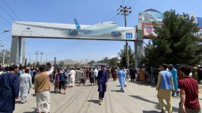 El ejército estadounidense 'aseguró' este lunes el aeropuerto de Kabul, donde se reunió al personal de su embajada en espera de ser evacuado, anunció el Departamento de Estado.