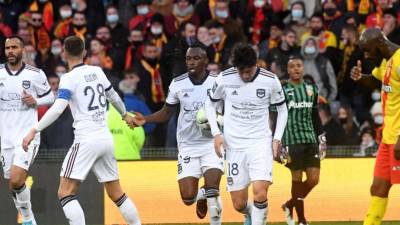 Alberth Elis agarró la pelota tras marcarle al Lens.