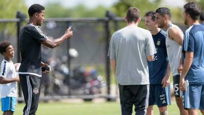 Momento en que el catracho Alex López se tomó su respectiva foto con Messi.