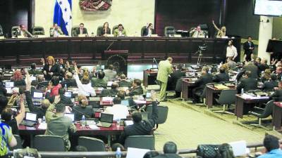 A pesar de las discusiones entre las bancadas, los diputados aceptan ahora recibir el estipendio a manera de bono.