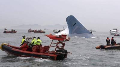 Fotografía facilitada por el Gobierno Provincial de Jeolla del Sur cedida por la agencia surcoreana Yonhap que muestra las labores de rescate de los pasajeros de un buque que naufragó en aguas próximas a la isla Jindo (Corea del Sur). EFE