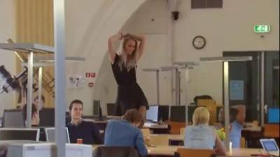 Se trata de un comercial jocoso de una empresa que se dedica a la venta de suplementos alimenticios. El video se realizó en una biblioteca de Holanda, donde 63 estudiantes no se percataron que habían cámaras ocultas.
