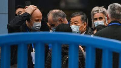 El mercado, donde se vendían animales salvajes vivos, está cerrado desde enero de 2020, y los guardias solo dejaron entrar a los vehículos del equipo de investigación.