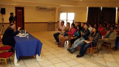 César Vidal con los periodistas del norte.