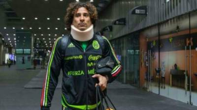 El portero Guillermo -Memo- Ochoa a su regreso a México luce un collarín tras sufrir un esguince.
