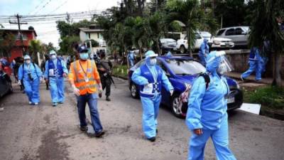 Brigadas médicas desplazándose por barrios y colonias para detección de casos.