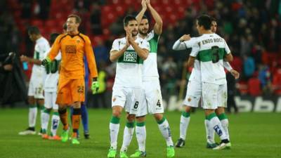 Elche desciende a segunda división la próxima temporada por no haber liquidado sus deudas .