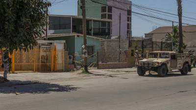 Miembros del Ejército Mexicano resguardan la casa donde se localizó un narcotúnel, el 17 de mayo de 2022, en la ciudad de Tijuana, estado de Baja California (México). Fotografía: EFE