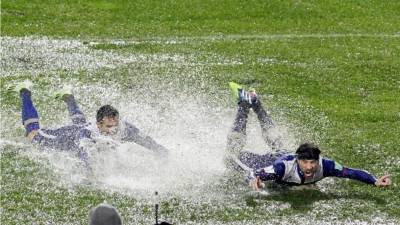 El Cruz Azul se clasificó a semifinales, contra el Real Madrid, tras ganar bajo un tremendo aguacero.