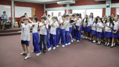 Los niños de primaria y secundaria mientras practicaban algunas de las coreografías.