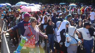Cientos de migrantes esperan la revisión de sus documentos hoy, en el parque ecológico deTapachula,en el estado de Chiapas (México).