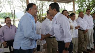 El alcalde sampedrano Armando Calidonio saluda al presidente Hernández en el evento.