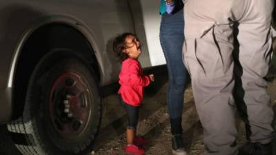 La imagen de una niña hondureña llorando desconsoladamente se viralizó en redes sociales evidenciando el sufrimiento de los menores separados de sus padres en la frontera de EEUU./AFP.