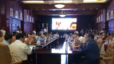 Juan Orlando Hernández firma decreto de readecuación de deuda sampedrana.