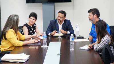 La designada presidencial María Antonia Rivera, el ministro de Educación Arnaldo Bueso y Georgina Barahona de Grupo Karim’s se reunieron ayer para conocer detalles del proyecto.