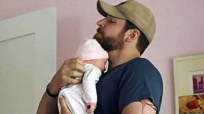 Bradley Cooper, con uno de los falsos bebés.