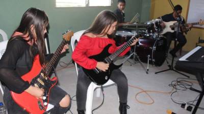 Los alumnos aprendieron a tocar varios instrumentos, entre estos guitarra y batería.