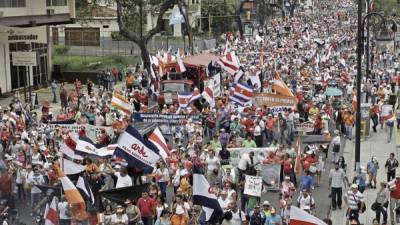 Huelga multitudinaria protagonizan trabajadores de los puertos en Costa Rica.