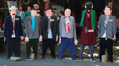A la orilla de la 12 calle del barrio Cabañas están los monigotes de varios personajes políticos que este año han dado de qué hablar.