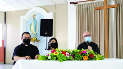 Los padres Vicente Nacher y José López explicaron la importancia de apoyar. Foto M. Cubas.