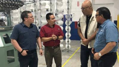 Joseph Yang en su gira por maquilas textiles.