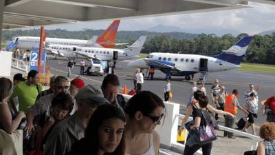 Cienes de turistas llegaron en vuelos fletados para disfrutar de las bondades de la costa hondureña. Foto: Esaú Ocampo.