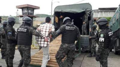 ACOMPAÑA CRÓNICA: GUATEMALA VOLCÁN. GU012. SAN MIGUEL LOS LOTES (GUATEMALA), 16/06/2018.- Fotografía fechada el 15 de junio de 2018 que muestra camiones en el área afectada tras la erupción el pasado 3 de junio del Volcán de Fuego, en la aldea San Miguel Los Lotes, Escuintla (Guatemala). San Miguel Los Lotes es un pueblo enmudecido. Una fotografía en blanco y negro que quita el aliento, que trastorna. El pueblo silenciado es aquel que escuchaba retumbar el Volcán de Fuego cada día y que veía cómo crecían sus cultivos. El mismo que ahora no es capaz de palpitar. EFE/Santiago Billy