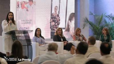 La primera dama de Honduras, Ana García, participa en el panel de mujeres emprendedoras.
