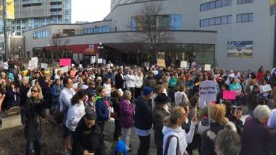 Decenas de personas se reunieron en Ped Mall para pedir que no se deporte al pastor hondureño Max Villatoro.