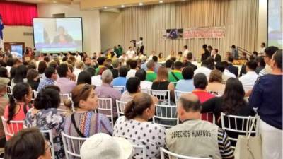 El diálogo alternativo fue muy concurrido y acudieron representantes del Gobierno. Ayer también hubo marchas en la capital.