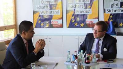 Reinaldo Sánchez conversa con Bertil Wenger, director de Asuntos Internacionales del CDU.