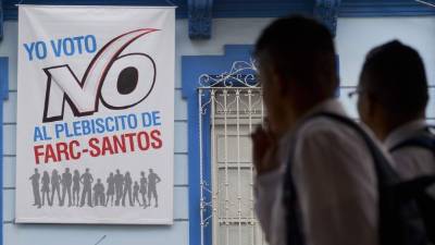 Uno de los rótulos que promueven el “no”. Foto: AFP/Luis Robayo