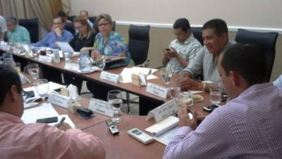 Miembros de la Alcaldía de LA Ceiba durante la reunión.