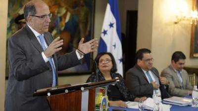 El alcalde de Cali, Colombia, Rodrigo Guerrero, durante su exposición en el taller de seguridad ciudadana en Casa Presidencial.